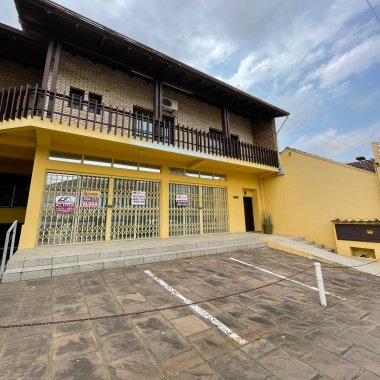 Prédio Comercial para Locação Anual, muito bem localizado na Av Pedro Adams Filho 