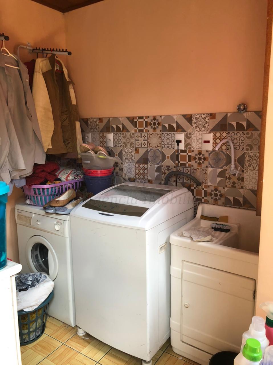 Sobrado 4 quartos para Venda no bairro Mato Grande em Canoas