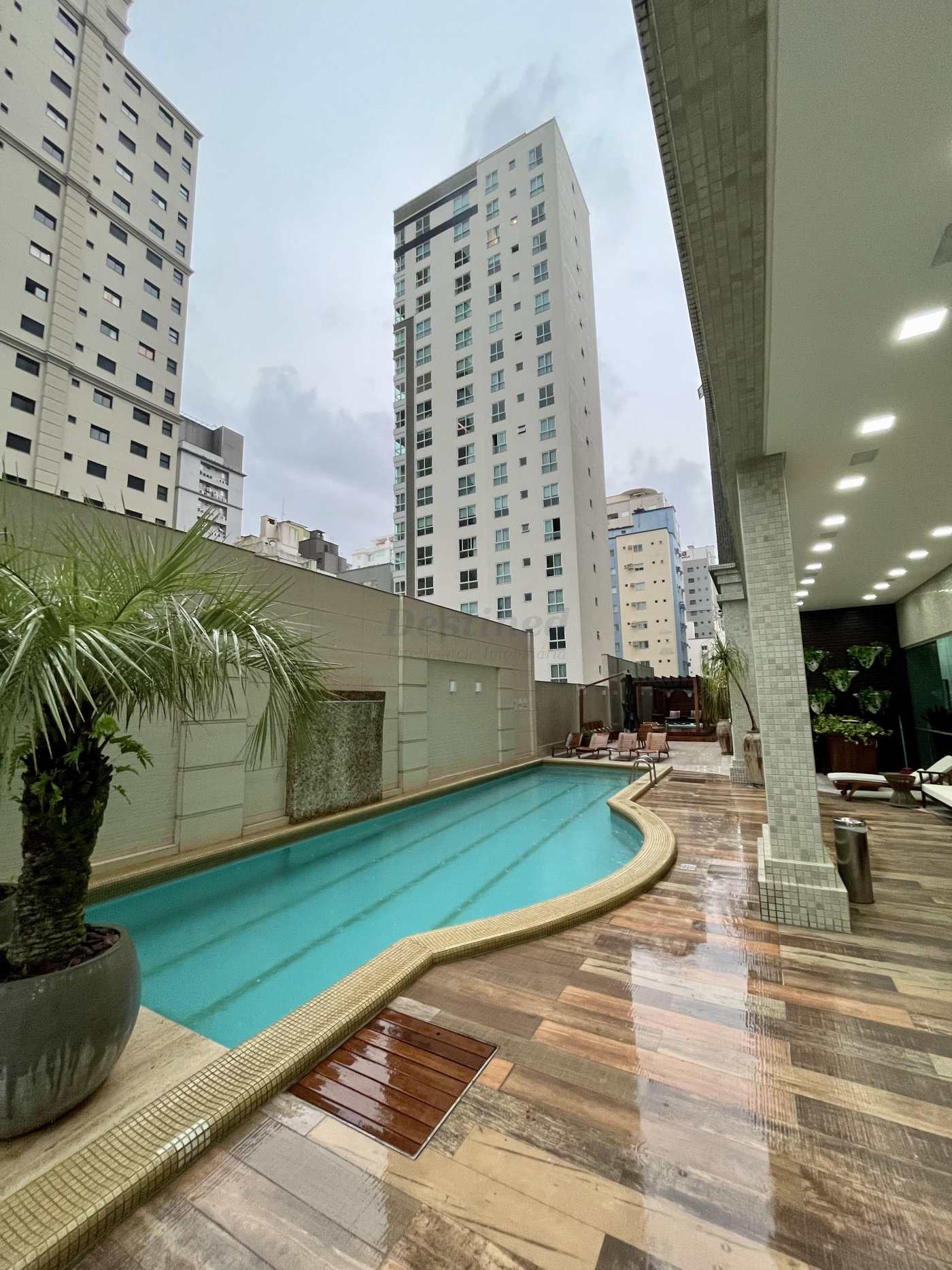 Apartamento 4 suítes para Venda no bairro meia praia em Itapema