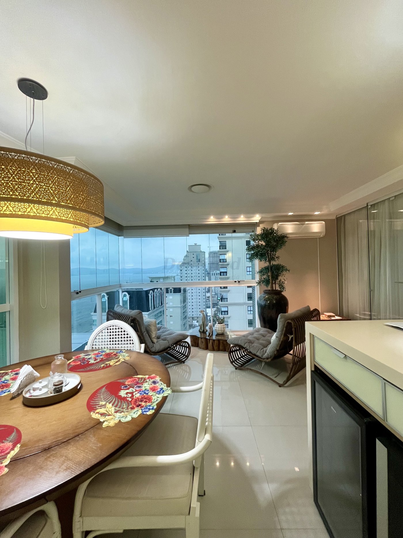 Apartamento 4 suítes para Venda no bairro meia praia em Itapema
