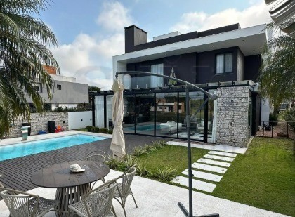 Casa 3 suítes para Locação Anual em Torres
